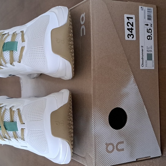On Cloudrunner 2 - Color: White / Green - Size: Women 9.5 - Picture 3 of 9